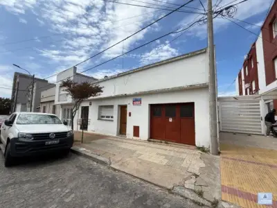 Casa en Venta en Tandil, Oportunidad de Reciclaje con Amplio Patio Verde