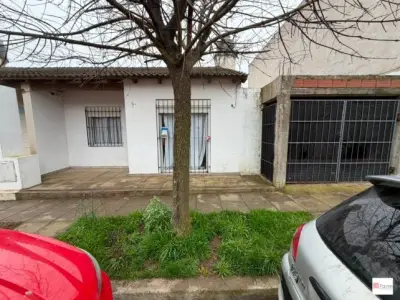 Casa en venta en Barrio Falucho, Tandil | 2 dormitorios, garaje y patio con parrilla