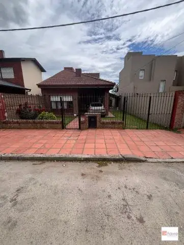 Casa en venta en Tandil: 3 dormitorios, 2 baños y 140 m² en Fernández de la Cruz 828