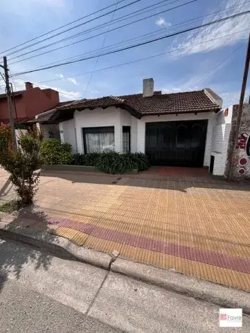 Casa en venta en Tandil: 3 dormitorios, quincho y patio sobre lote de 450 m²