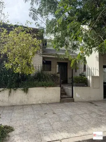 Casa familiar en venta en Tandil: 240 m² cubiertos, 4 dormitorios y amplios espacios