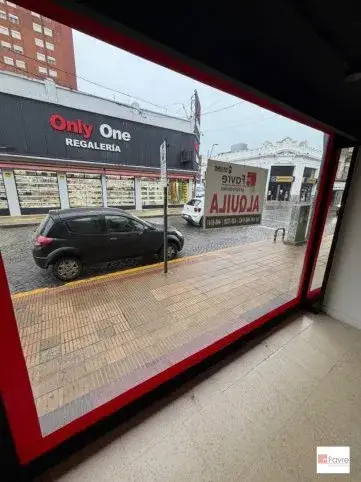 Local en alquiler con depósito en galería céntrica – San Martín 730, Tandil