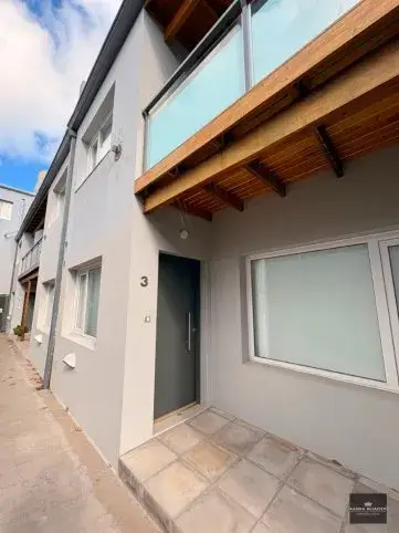 Alquiler de departamento prácticamente a estrenar en Tandil Constitución 46 – 2 dormitorios, balcón y estacionamiento