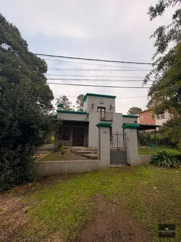 Casa en alquiler en zona Dique, Tandil – 3 habitaciones, escritorio y amplio espacio verde