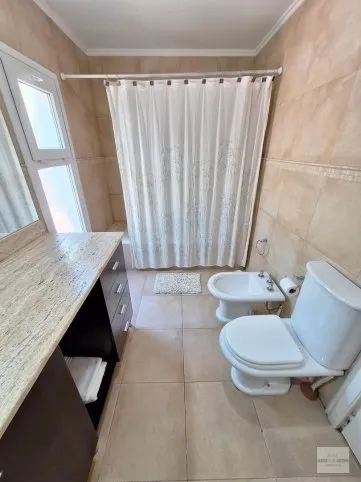 Casa en Barrio Universitario – 3 dormitorios en suite, pileta y quincho, Reforma universitaria 2410-Parte 1, Tandil - foto 5