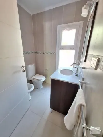 Casa en Barrio Universitario – 3 dormitorios en suite, pileta y quincho, Reforma universitaria 2410-Parte 1, Tandil - foto 3