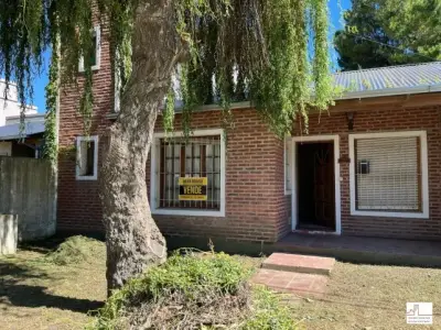 Venta de casa en Sinka 1413, Tandil: 2 dormitorios, 2 baños y amplio patio
